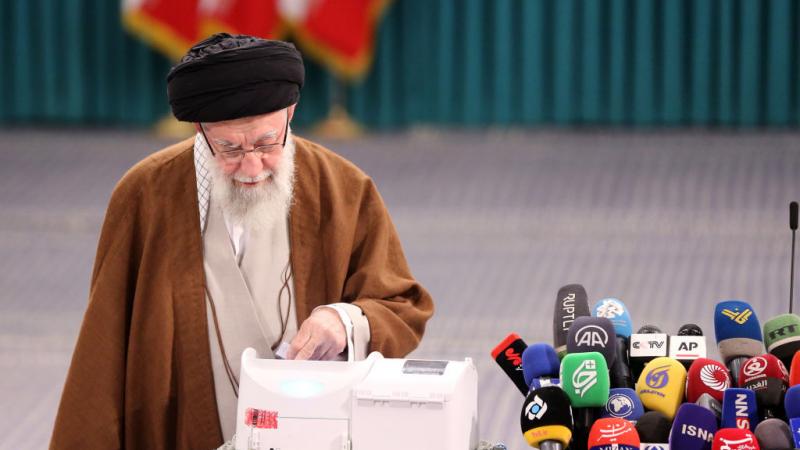 المرشد العام في إيران علي الخامنئي يفتتح الاقتراع في انتخابات اليوم