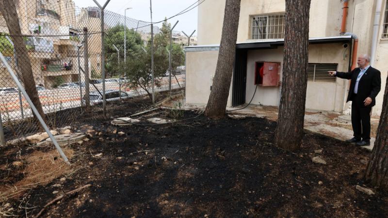 مدير مقر الأونروا في القدس يعاين الأضرار جراء الحريق في محيطه
