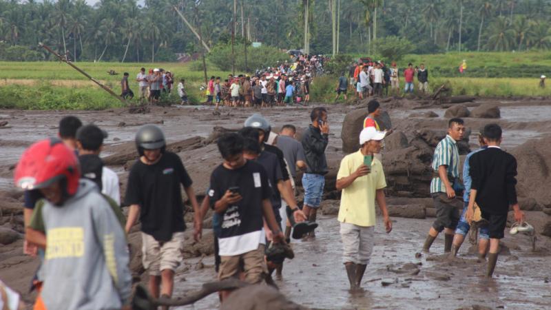 تتعرّض إندونيسيا خلال موسم الأمطار لانزلاقات تربة زاد التصحّر حدتها في بعض الأماكن