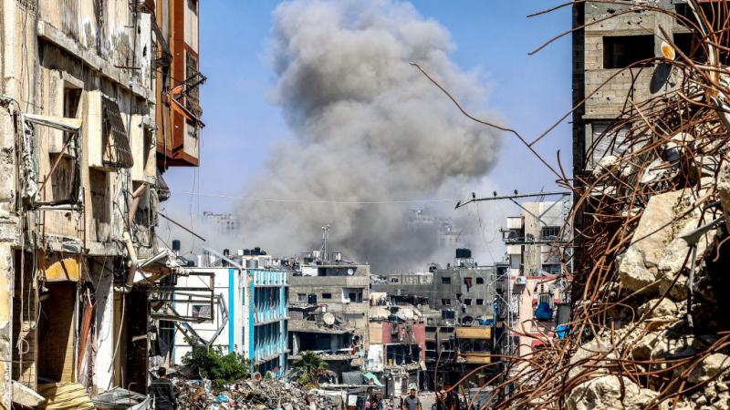 أعمدة الدخان تتصاعد من جباليا جراء القصف الإسرائيلي فيما تستمر حرب غزة - غيتي