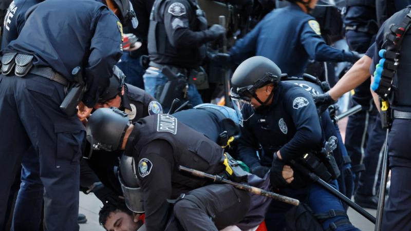 لحظة اعتقال الشرطة لأحد الطلاب المعتصمين في حرم جامعة كاليفورنيا في إطار احتجاجات الطلاب المستمرة في الولايات المتحدة