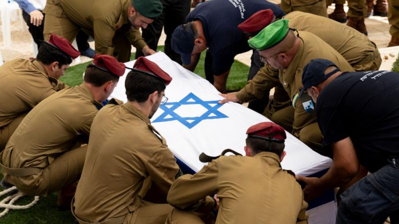 أوضح الجيش الإسرائيلي أن الضابط كان عضوًا في الكتيبة 202 من لواء المظليين 35