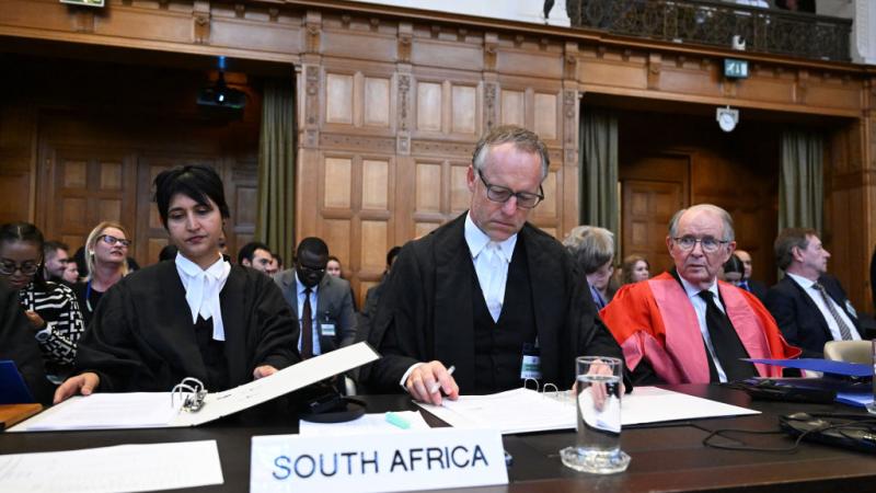 وفد جنوب إفريقيا إلى محكمة العدل الدولية يتكون من 6 من المحامين والخبراء القانونيين - غيتي