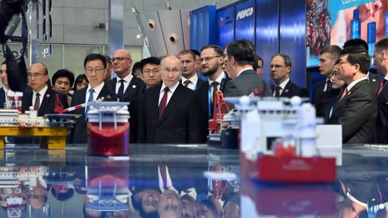 بوتين خلال زيارته معرضا تجاريا روسيا صينيا مشتركا