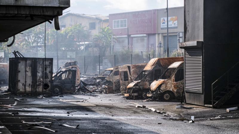 بدت شوارع في كاليدونيا الجديدة كساحة حرب بعد الاضطرابات