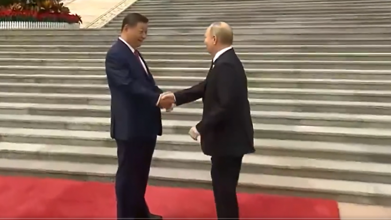 الرئيس الصيني لحظة استقباله بوتين في بكين