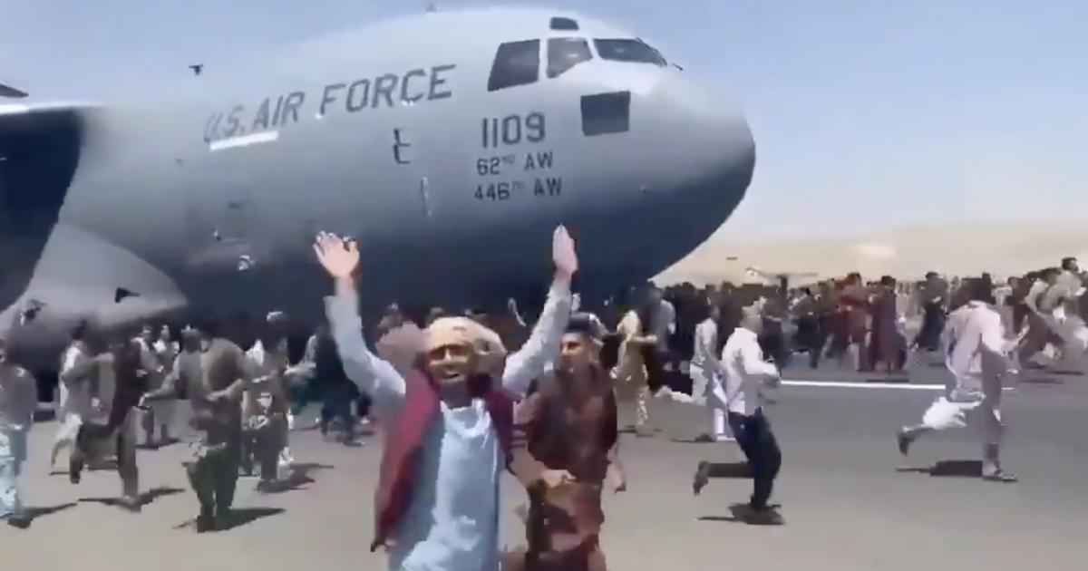سقوط افغان من الطائرة