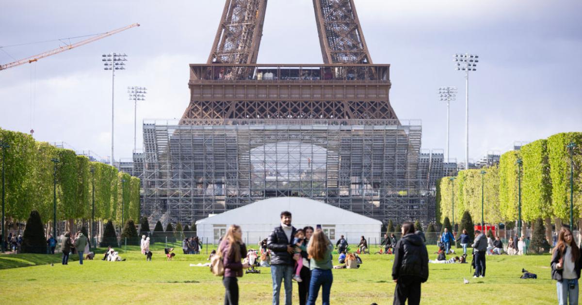 Près de la Tour Eiffel… une marche de chameaux en France fait polémique